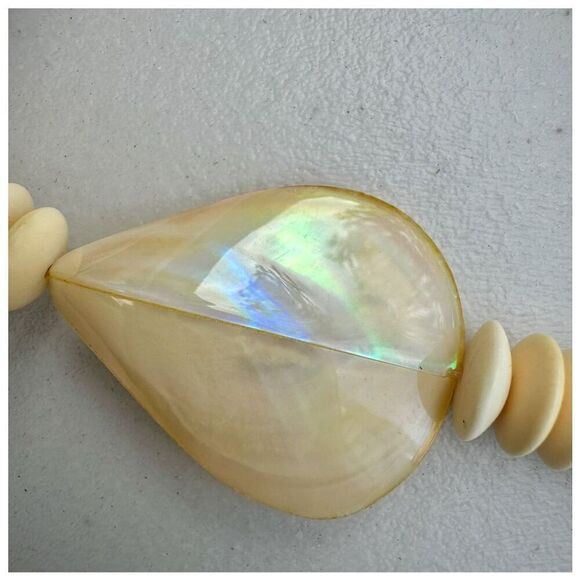 Mother of pearl bone beaded necklace - Picture 7 of 8